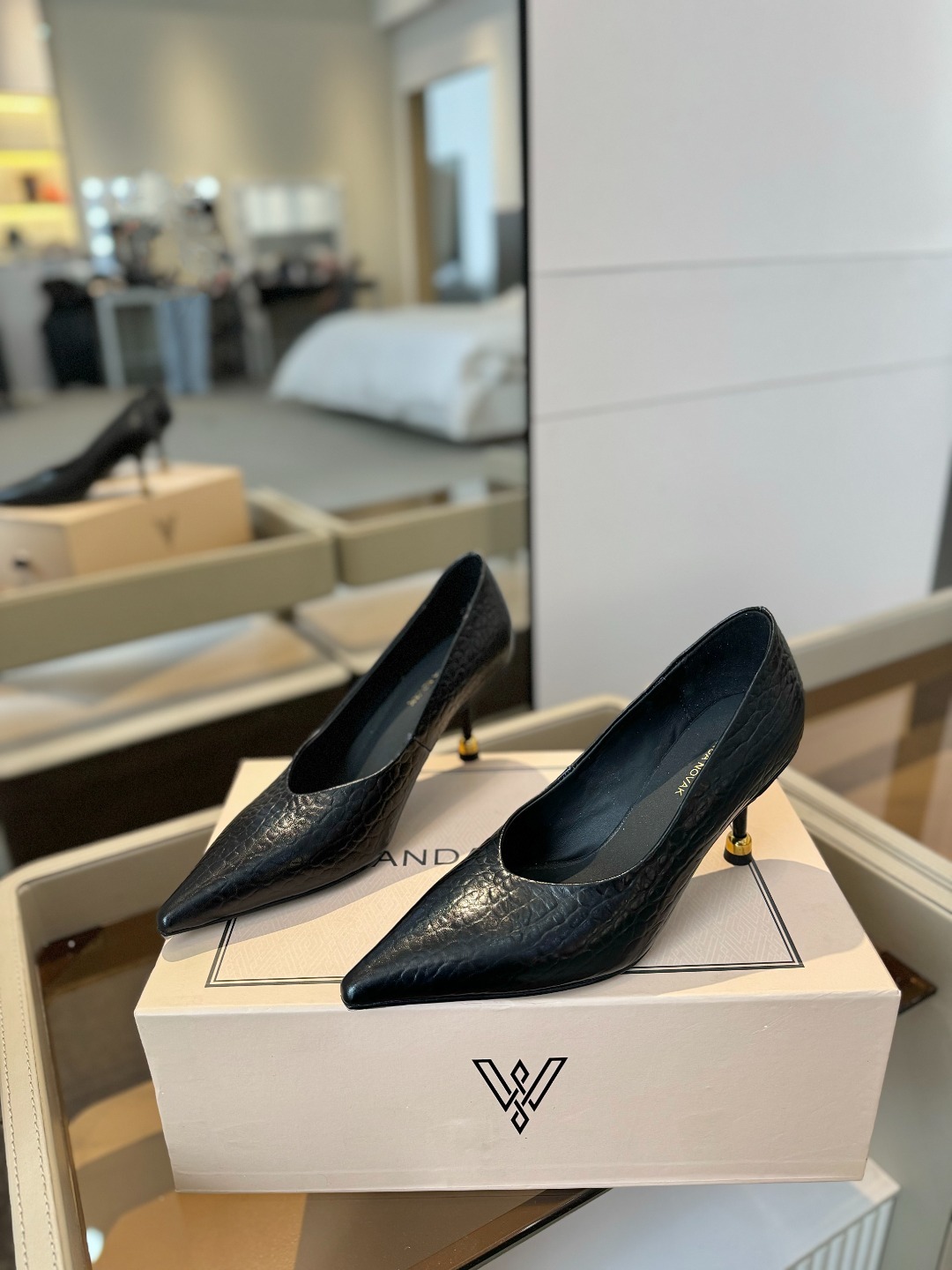 VANDA NOVAK来自意大利品牌 全网独家
耗时3个月研发
鞋跟独特设计酒