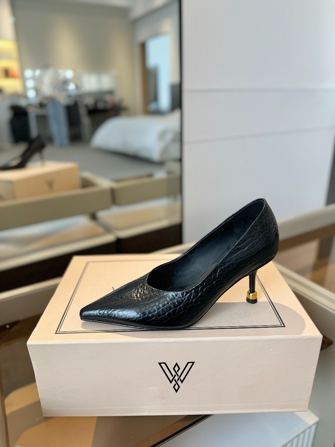 VANDA NOVAK来自意大利品牌 全网独家
耗时3个月研发
鞋跟独特设计酒