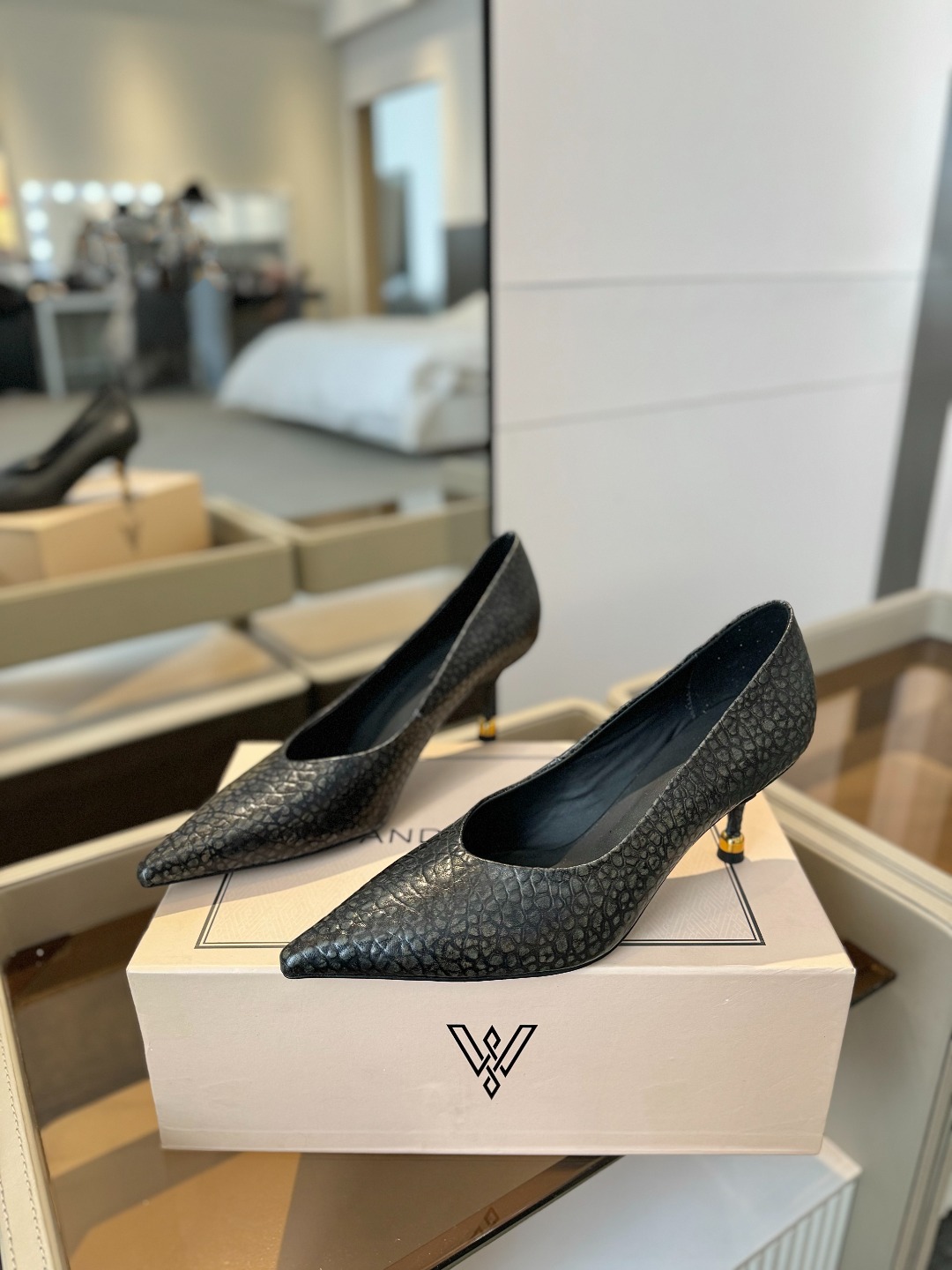 
VANDA NOVAK来自意大利品牌  全网独家
       耗时3个月研发
    鞋跟独特设计酒