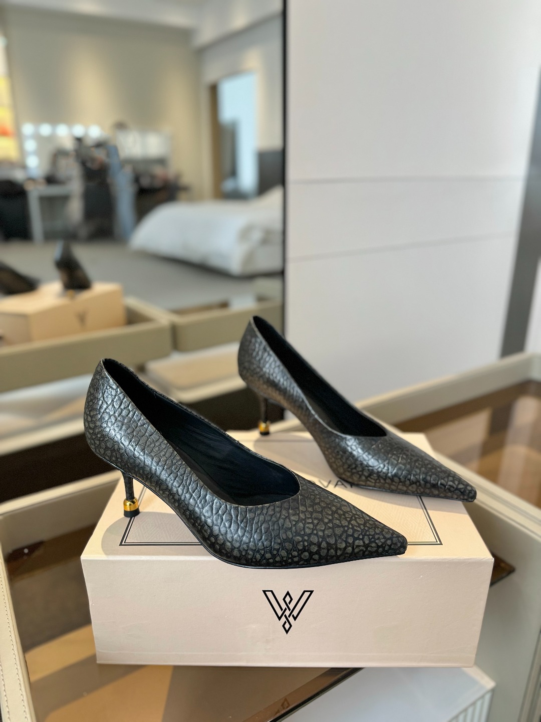 
VANDA NOVAK来自意大利品牌  全网独家
       耗时3个月研发
    鞋跟独特设计酒