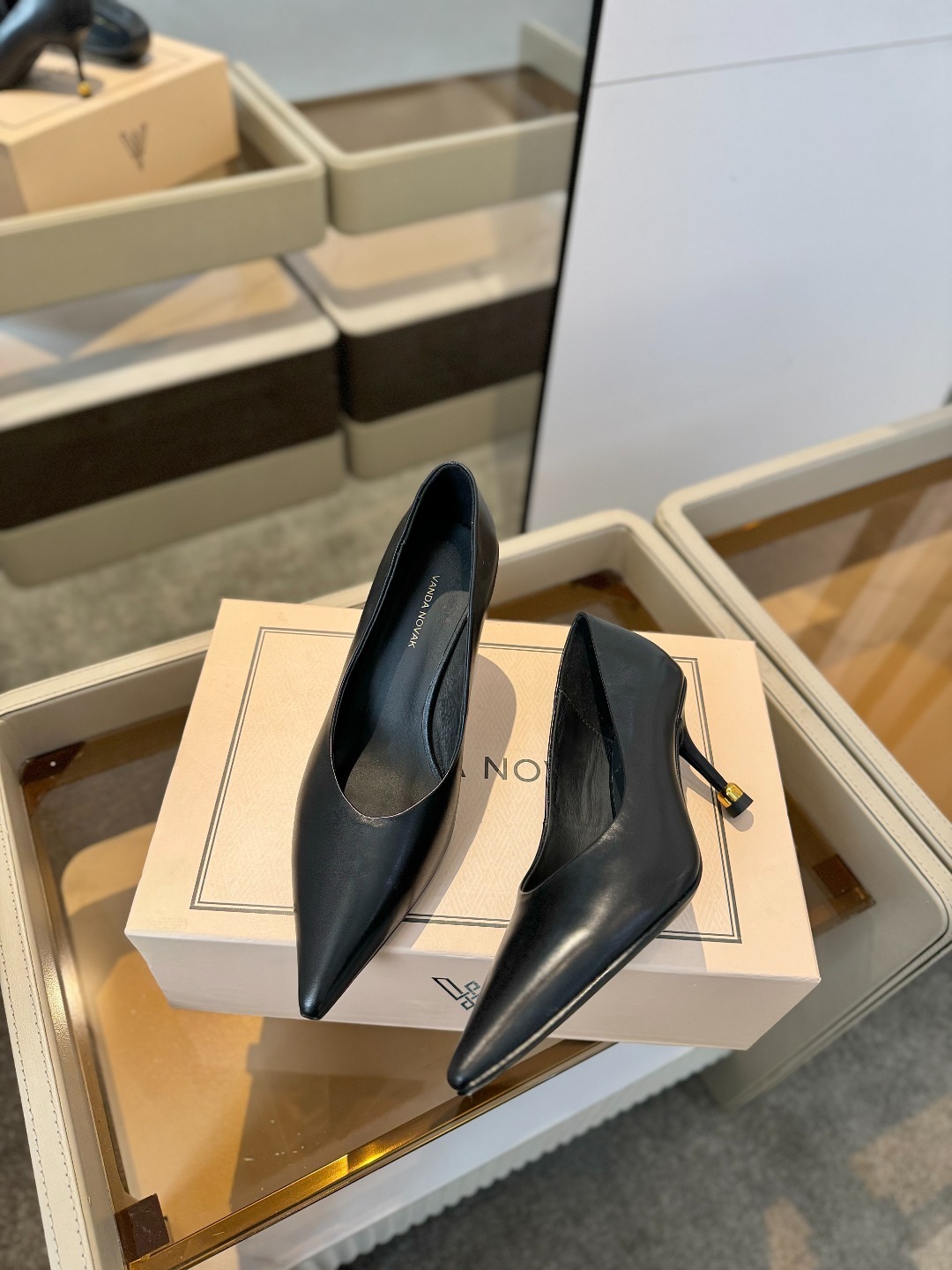 VANDA NOVAK来自意大利品牌 全网独家
耗时3个月研发
鞋跟独特设计酒