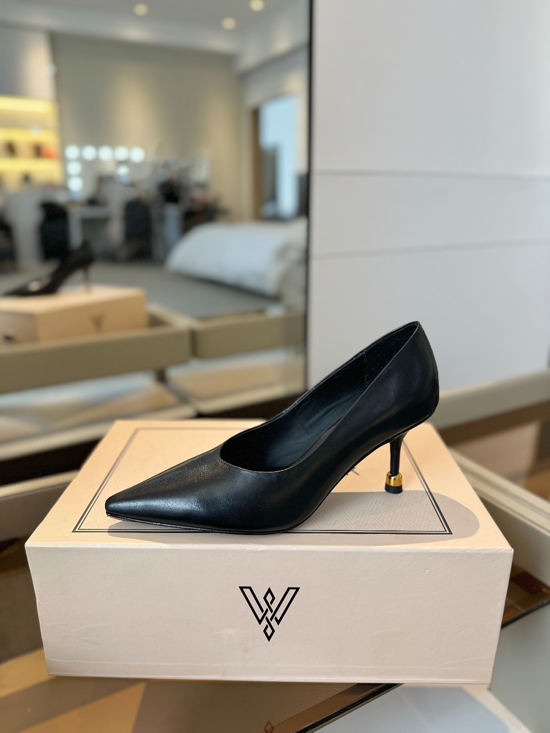 VANDA NOVAK来自意大利品牌 全网独家
耗时3个月研发
鞋跟独特设计酒