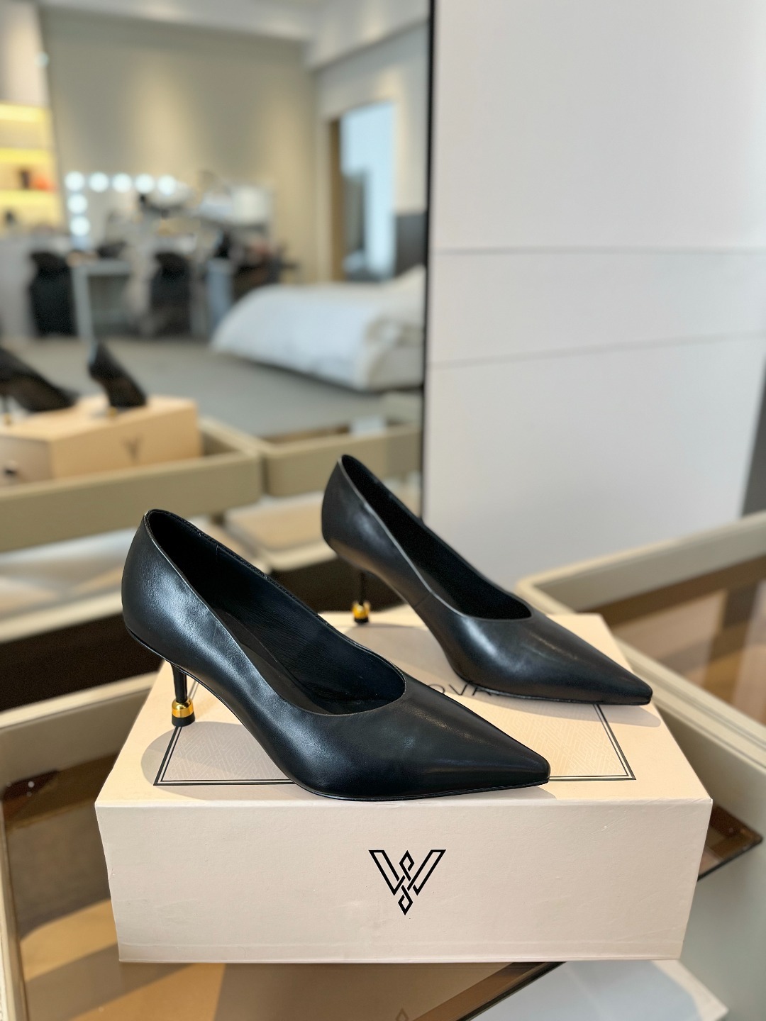 VANDA NOVAK来自意大利品牌 全网独家
耗时3个月研发
鞋跟独特设计酒
