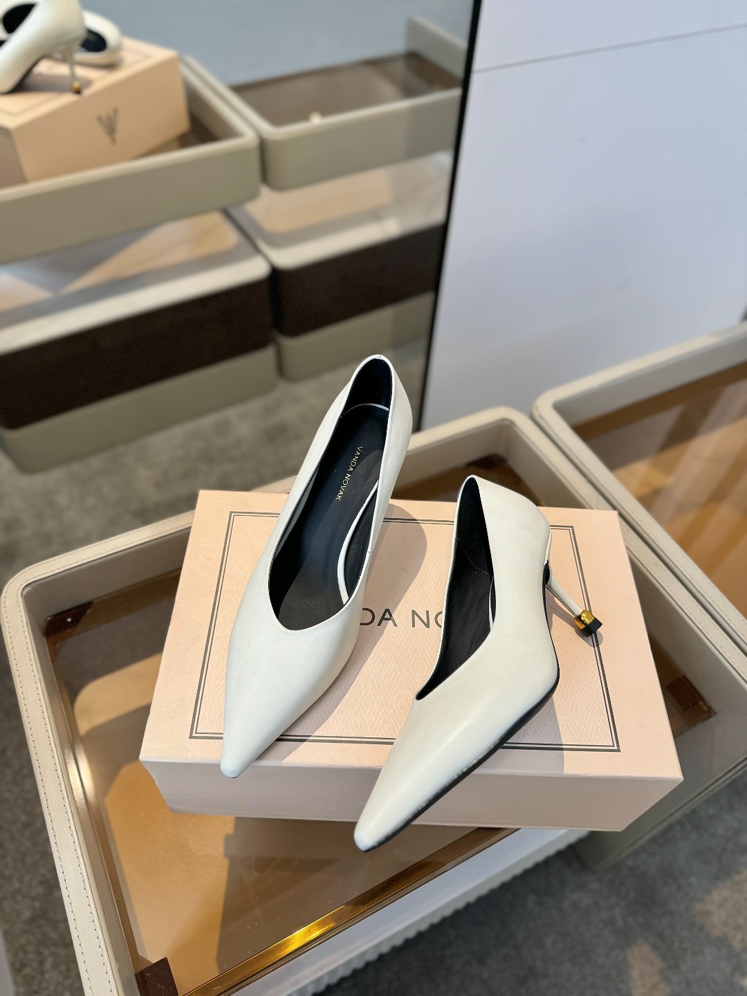 VANDA NOVAK来自意大利品牌 全网独家
耗时3个月研发
鞋跟独特设计酒