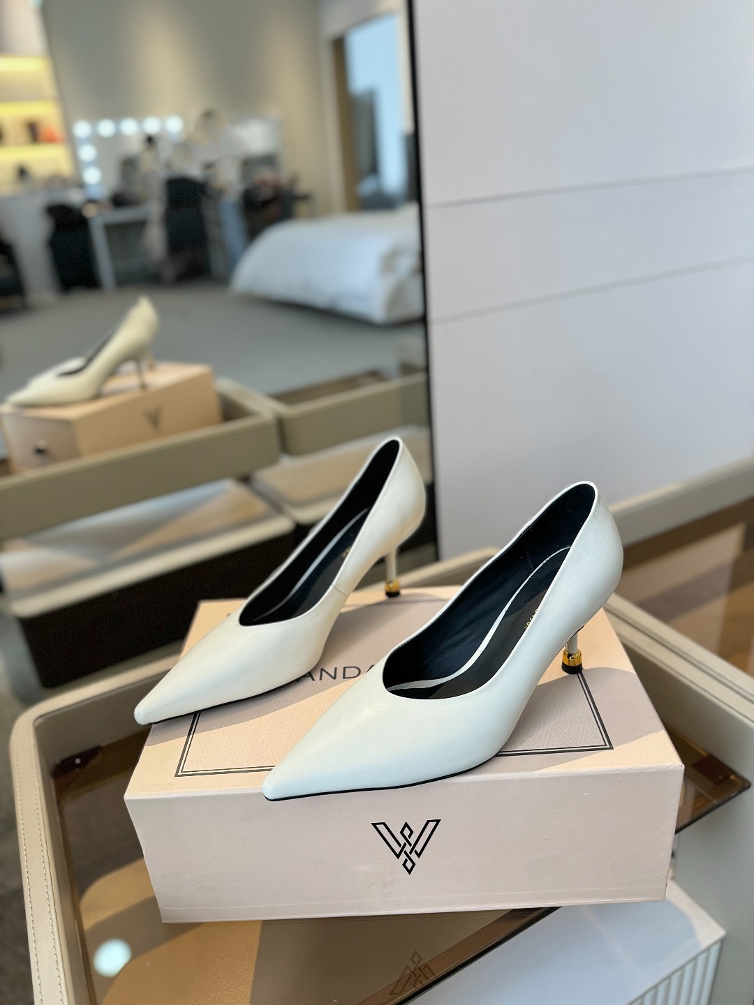 VANDA NOVAK来自意大利品牌 全网独家
耗时3个月研发
鞋跟独特设计酒