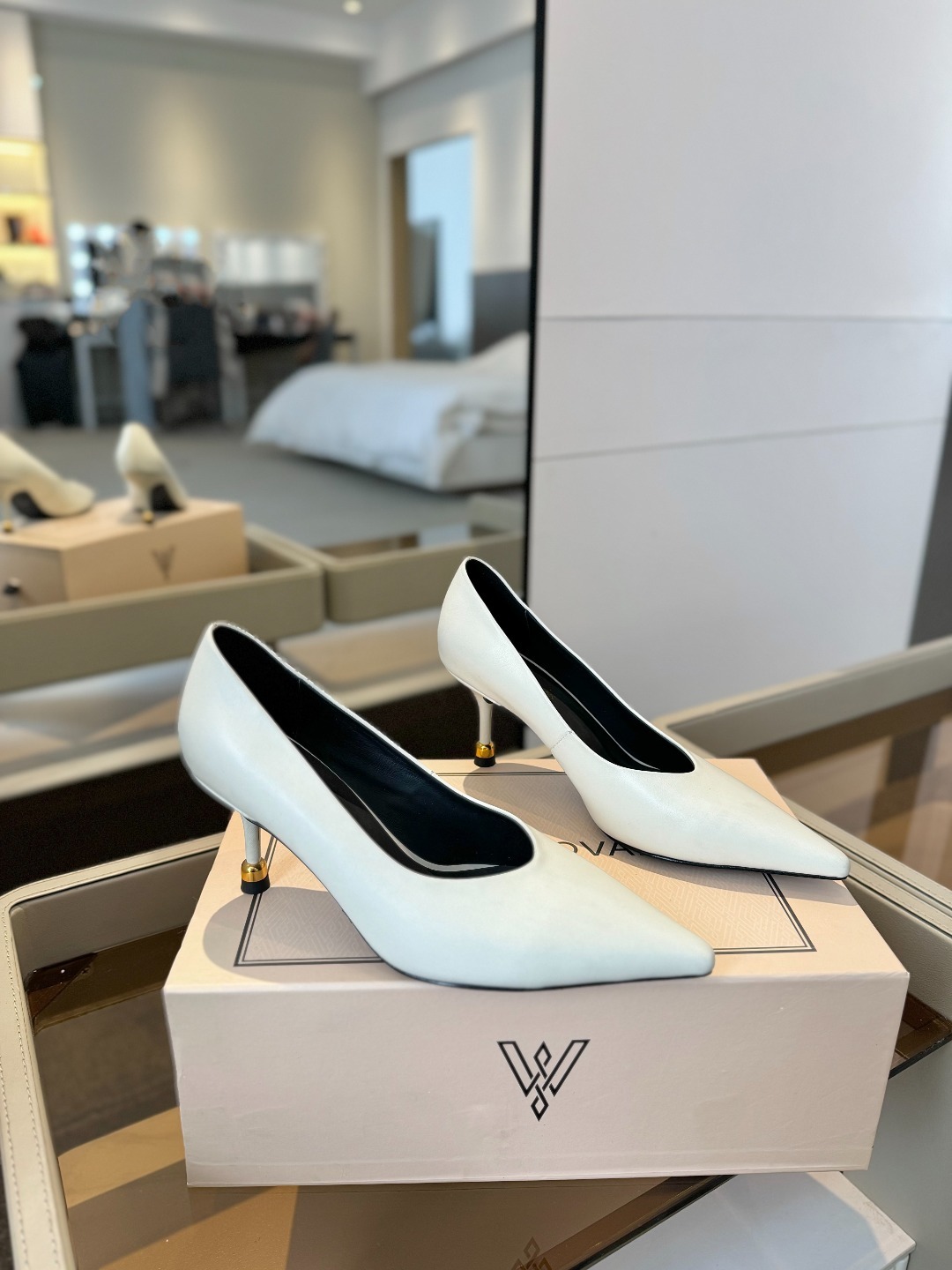 VANDA NOVAK来自意大利品牌 全网独家
耗时3个月研发
鞋跟独特设计酒