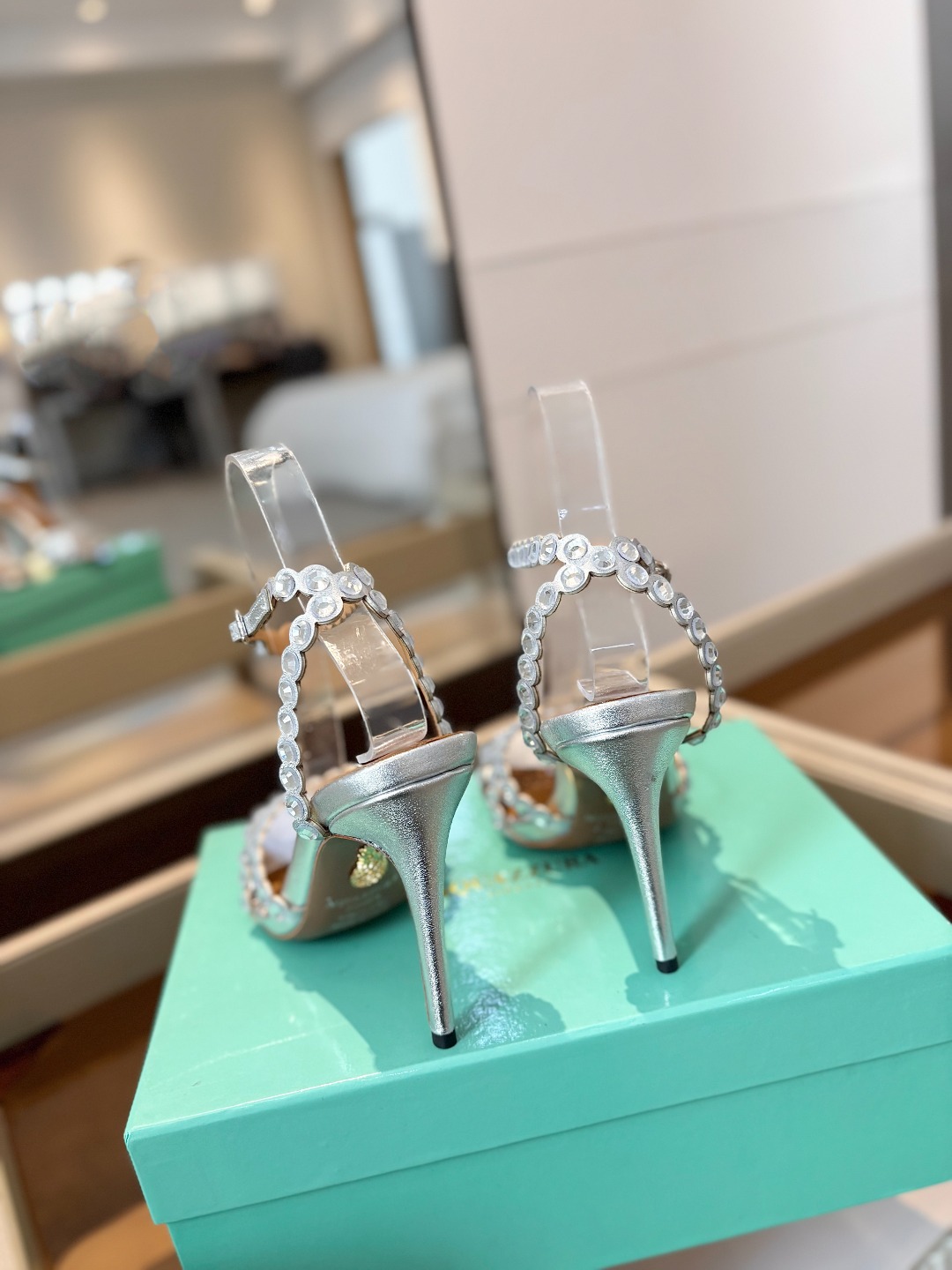  
Aquazzura   菠萝     𝐒𝐒  𝐧𝐞𝐰春夏新品高跟凉鞋。满满的钻，超闪 🌸((☀️⥎☀