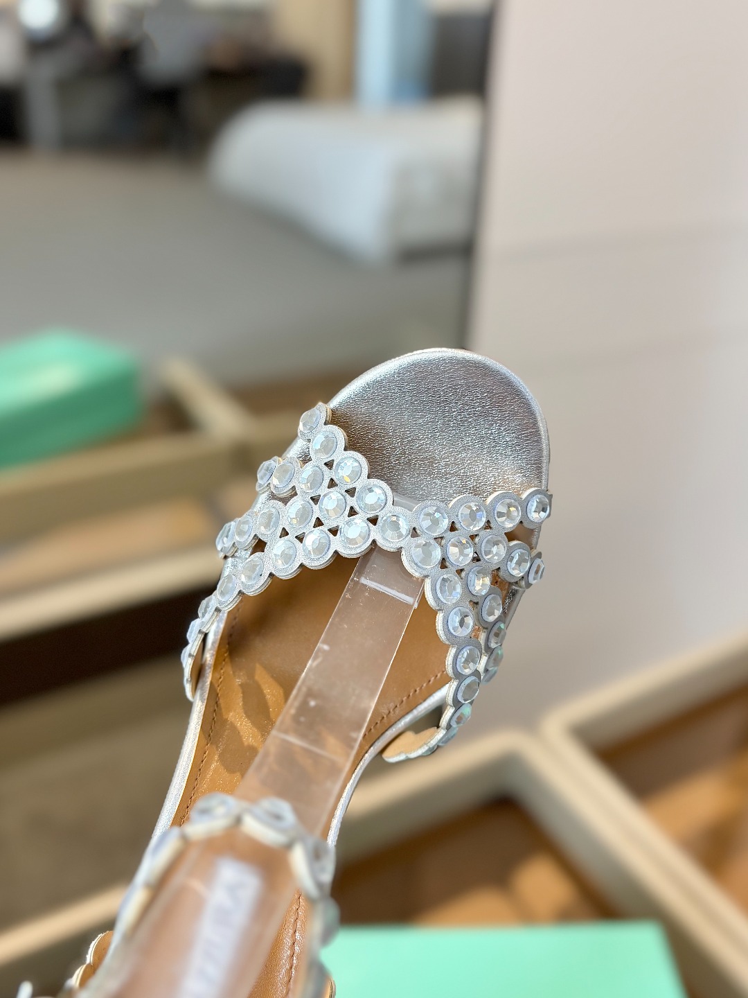  
Aquazzura   菠萝     𝐒𝐒  𝐧𝐞𝐰春夏新品高跟凉鞋。满满的钻，超闪 🌸((☀️⥎☀