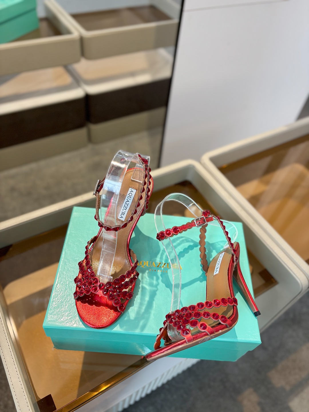  
Aquazzura   菠萝     𝐒𝐒  𝐧𝐞𝐰春夏新品高跟凉鞋。满满的钻，超闪 🌸((☀️⥎☀