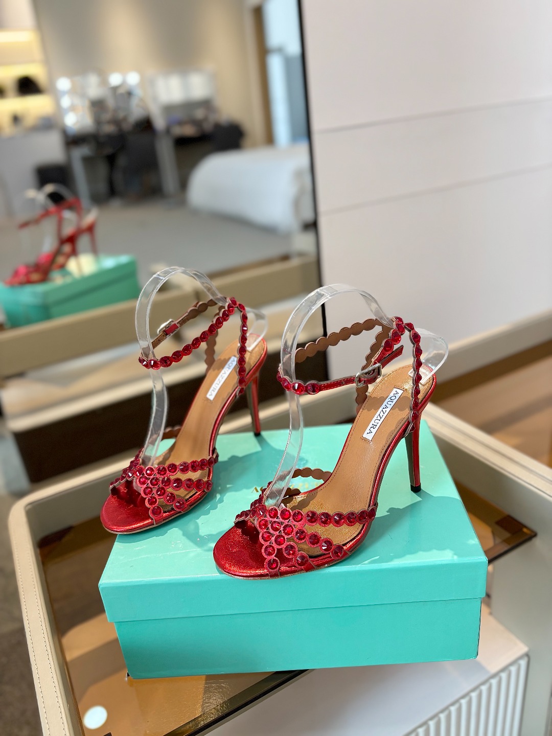  
Aquazzura   菠萝     𝐒𝐒  𝐧𝐞𝐰春夏新品高跟凉鞋。满满的钻，超闪 🌸((☀️⥎☀