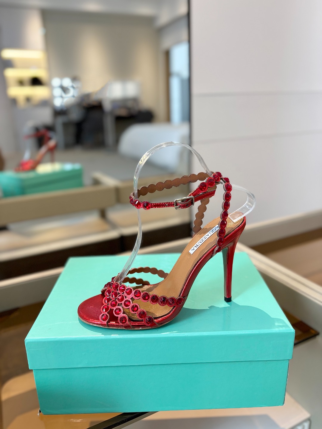 
Aquazzura   菠萝     𝐒𝐒  𝐧𝐞𝐰春夏新品高跟凉鞋。满满的钻，超闪 🌸((☀️⥎☀