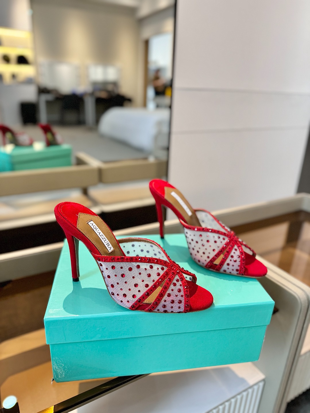 
Aquazzura   菠萝   2025  𝐒𝐒  𝐧𝐞𝐰春夏新品高跟凉鞋。满满的钻，超闪 🌸((☀