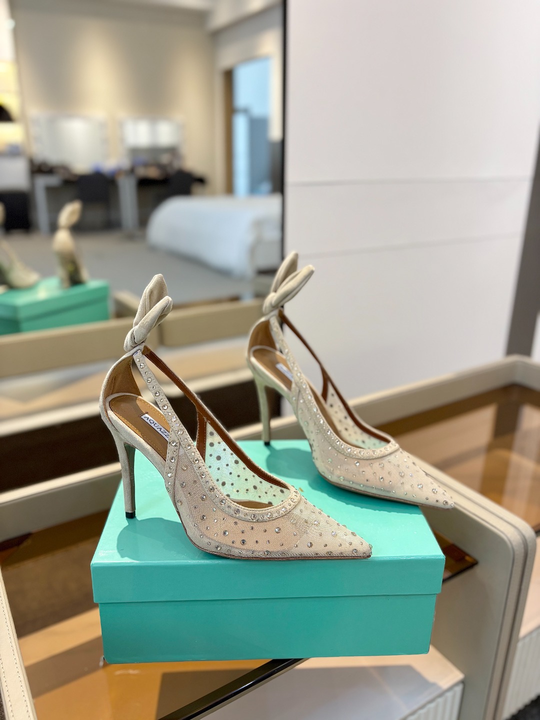 
Aquazzura   菠萝   2025  𝐒𝐒  𝐧𝐞𝐰春夏新品高跟凉鞋。满满的钻，超闪 🌸((☀