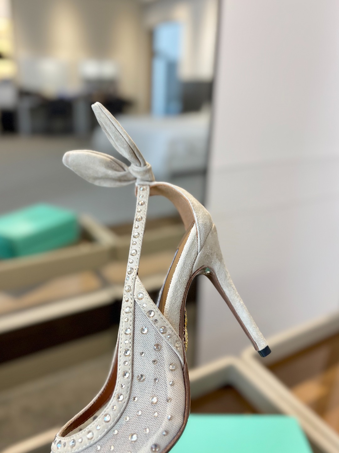 
Aquazzura   菠萝   2025  𝐒𝐒  𝐧𝐞𝐰春夏新品高跟凉鞋。满满的钻，超闪 🌸((☀