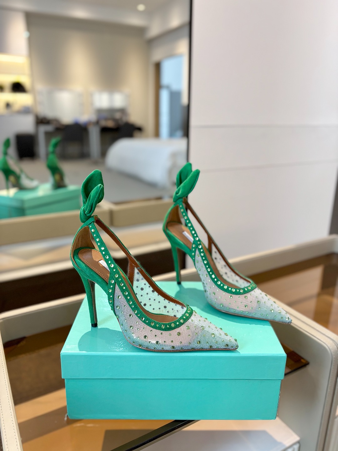 
Aquazzura   菠萝   2025  𝐒𝐒  𝐧𝐞𝐰春夏新品高跟凉鞋。满满的钻，超闪 🌸((☀