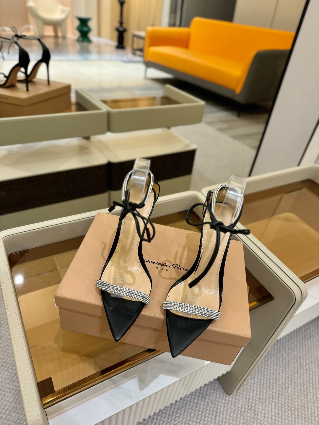 吉安维托·罗西 (Gianvito Rossi)
💕 露趾凉鞋搭配细高跟,性感而精致。💕️
💘吉安