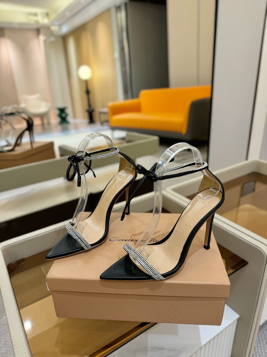 吉安维托·罗西 (Gianvito Rossi)
💕 露趾凉鞋搭配细高跟,性感而精致。💕️
💘吉安
