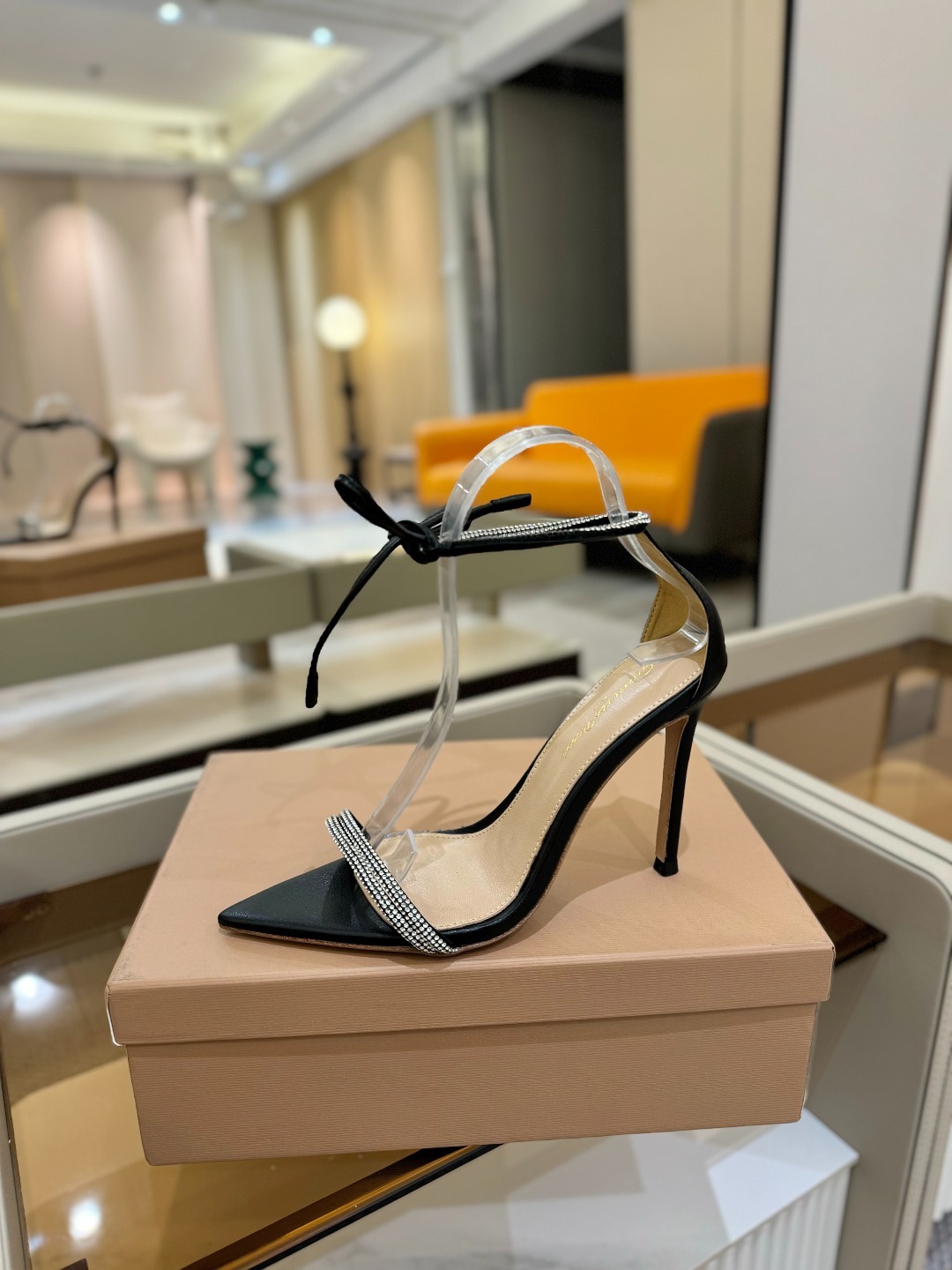 吉安维托·罗西 (Gianvito Rossi)
💕 露趾凉鞋搭配细高跟,性感而精致。💕️
💘吉安