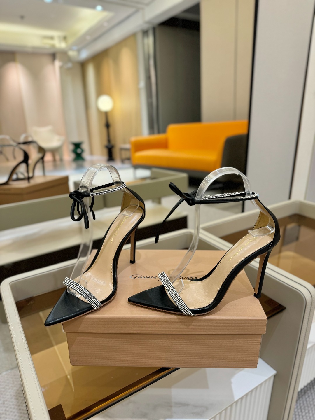 吉安维托·罗西 (Gianvito Rossi)
💕 露趾凉鞋搭配细高跟,性感而精致。💕️
💘吉安