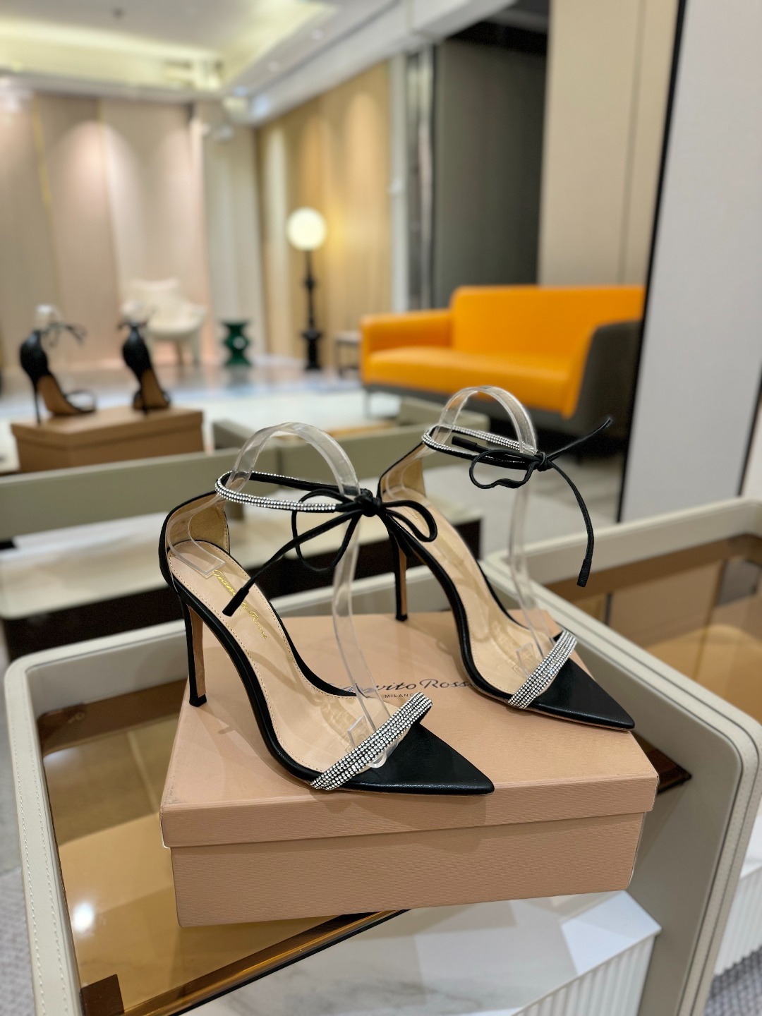 吉安维托·罗西 (Gianvito Rossi)
💕 露趾凉鞋搭配细高跟,性感而精致。💕️
💘吉安