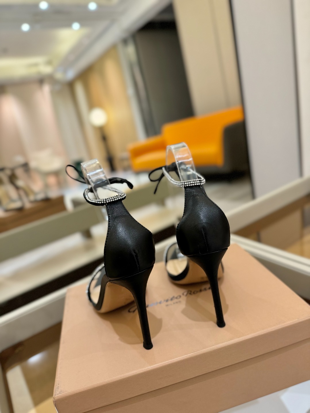 吉安维托·罗西 (Gianvito Rossi)
💕 露趾凉鞋搭配细高跟,性感而精致。💕️
💘吉安