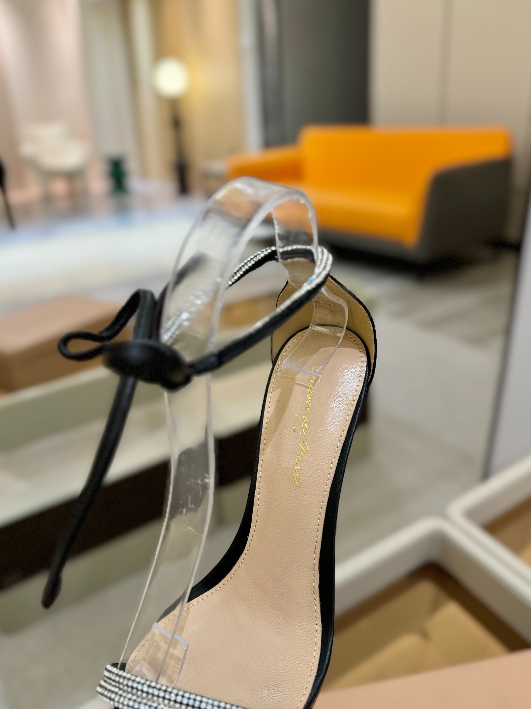 吉安维托·罗西 (Gianvito Rossi)
💕 露趾凉鞋搭配细高跟,性感而精致。💕️
💘吉安