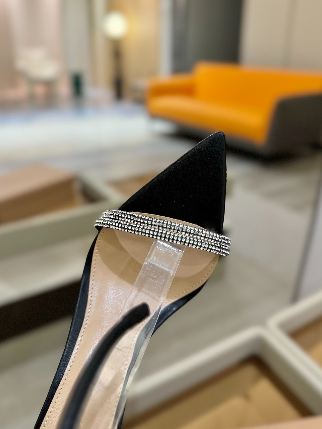 吉安维托·罗西 (Gianvito Rossi)
💕 露趾凉鞋搭配细高跟,性感而精致。💕️
💘吉安