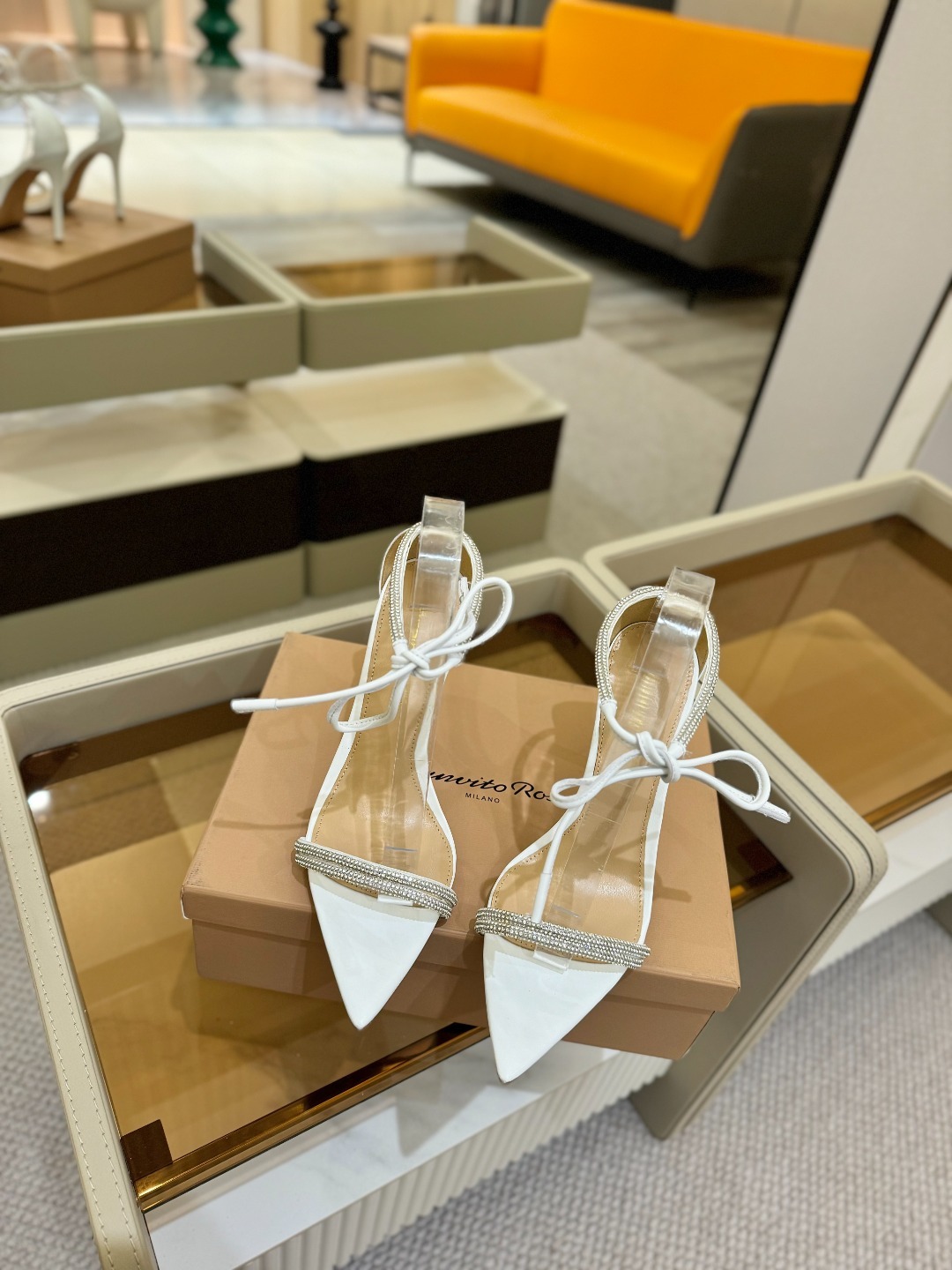 吉安维托·罗西 (Gianvito Rossi)
💕 露趾凉鞋搭配细高跟,性感而精致。💕️
💘吉安