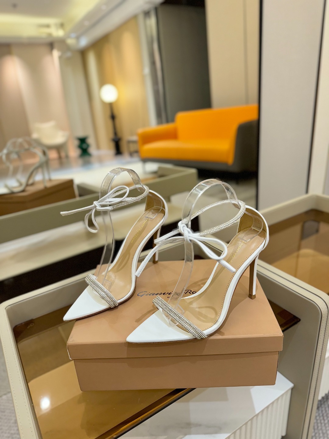 吉安维托·罗西 (Gianvito Rossi)
💕 露趾凉鞋搭配细高跟,性感而精致。💕️
💘吉安