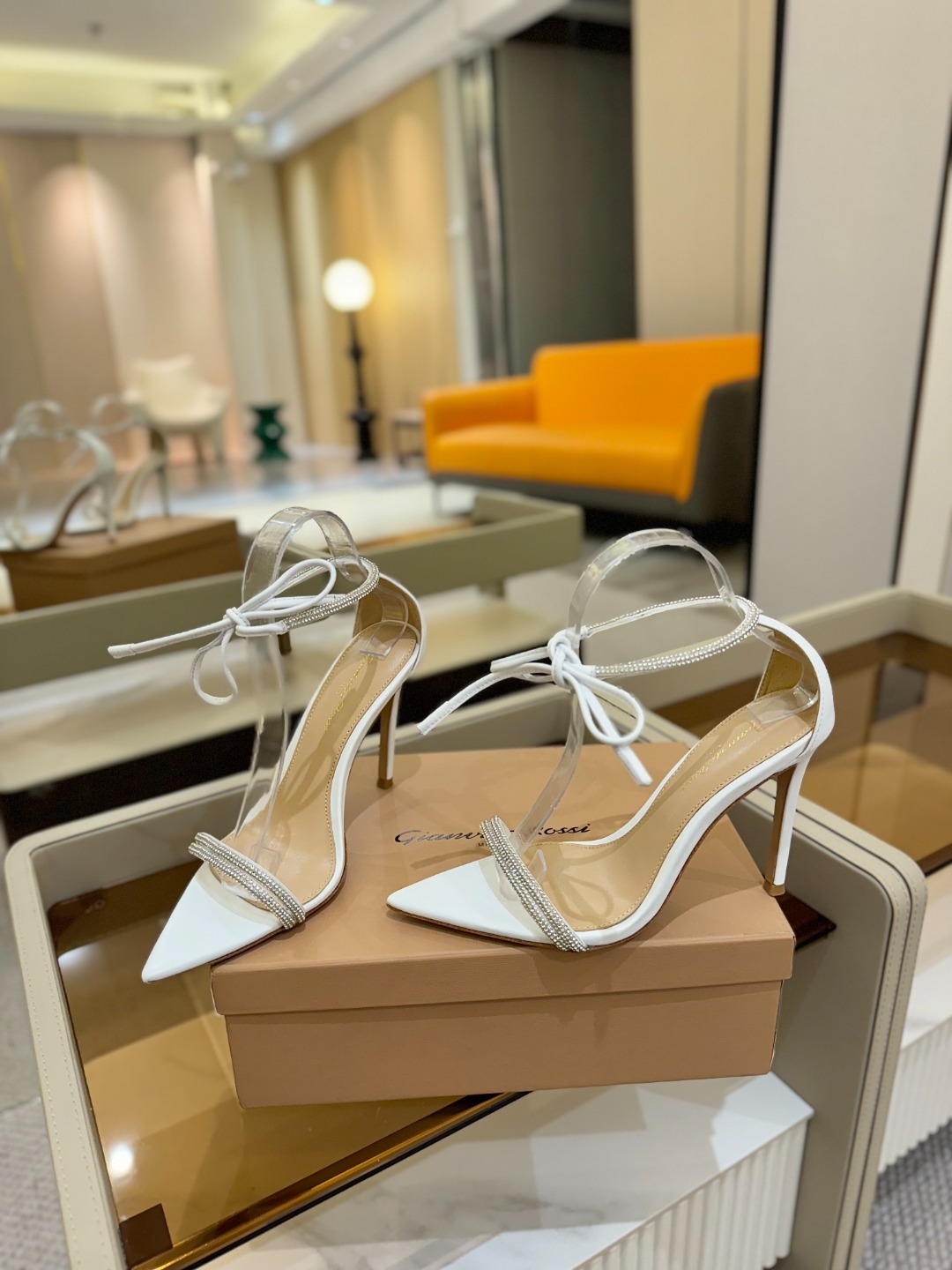 吉安维托·罗西 (Gianvito Rossi)
💕 露趾凉鞋搭配细高跟,性感而精致。💕️
💘吉安