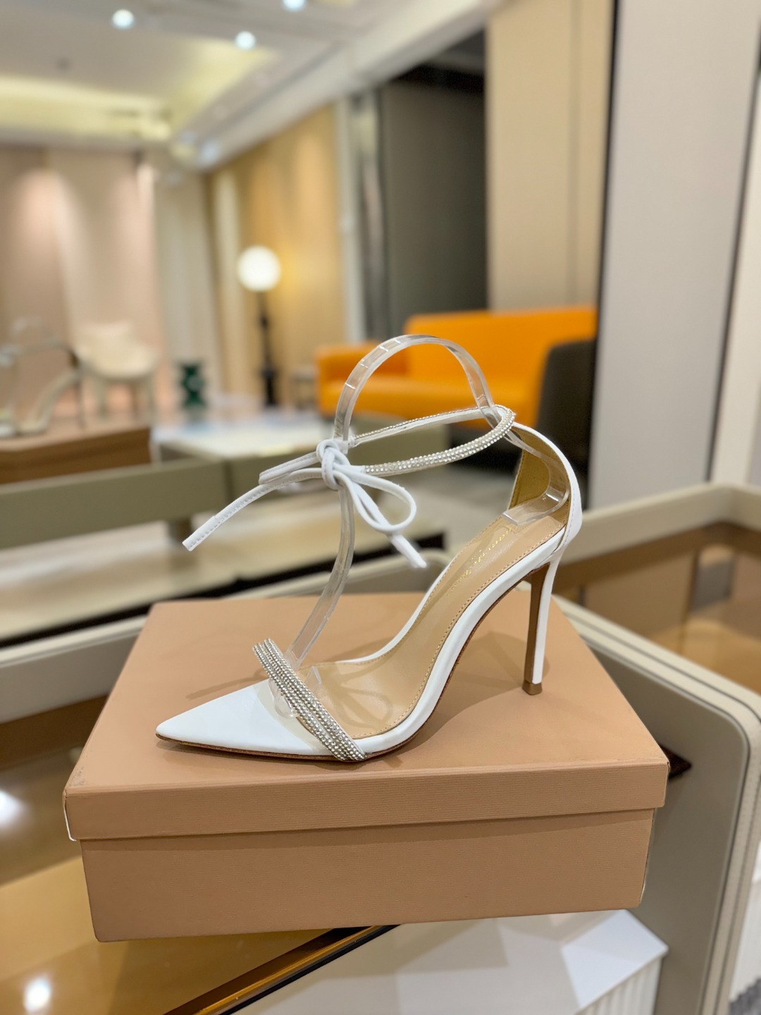吉安维托·罗西 (Gianvito Rossi)
💕 露趾凉鞋搭配细高跟,性感而精致。💕️
💘吉安