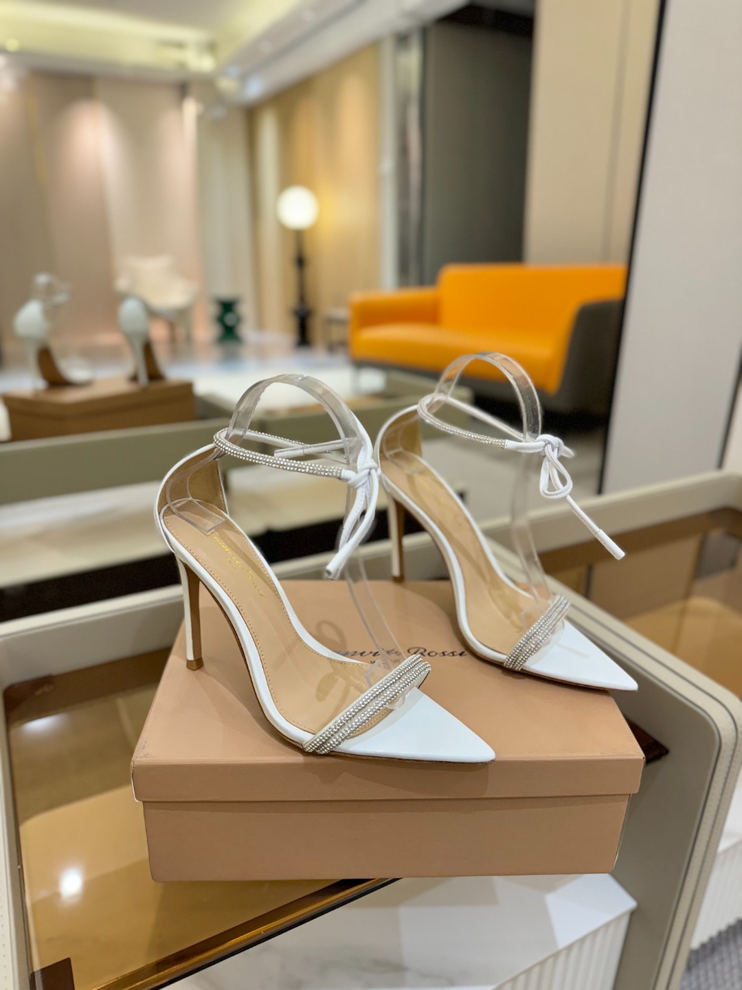 吉安维托·罗西 (Gianvito Rossi)
💕 露趾凉鞋搭配细高跟,性感而精致。💕️
💘吉安