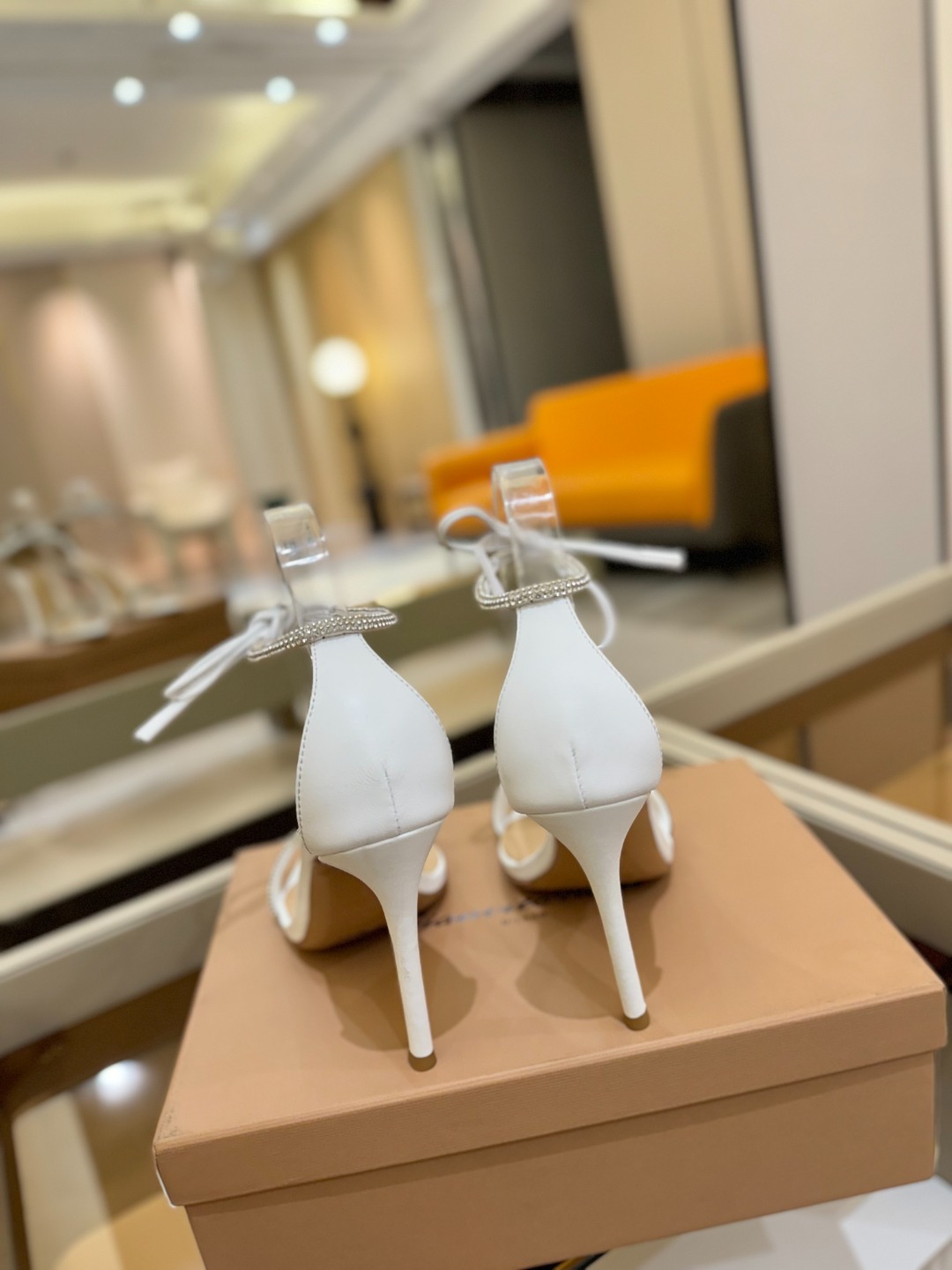 吉安维托·罗西 (Gianvito Rossi)
💕 露趾凉鞋搭配细高跟,性感而精致。💕️
💘吉安