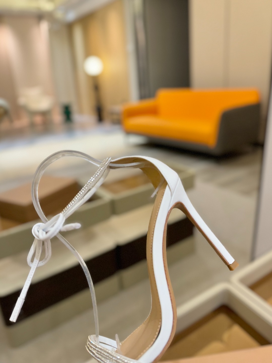 吉安维托·罗西 (Gianvito Rossi)
💕 露趾凉鞋搭配细高跟,性感而精致。💕️
💘吉安