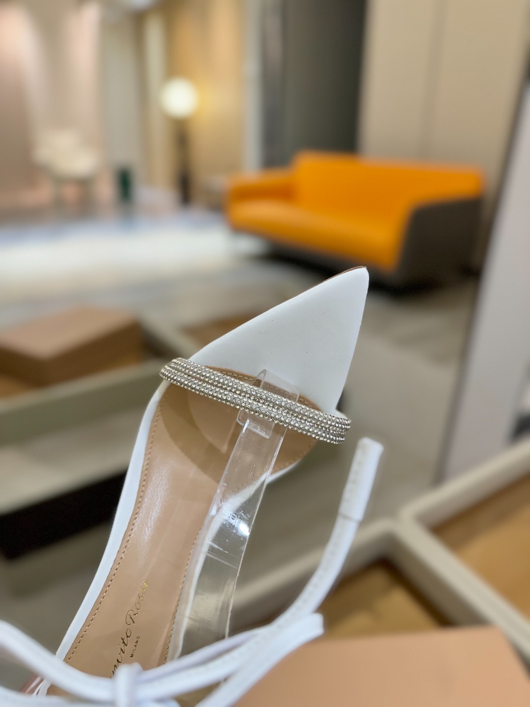 吉安维托·罗西 (Gianvito Rossi)
💕 露趾凉鞋搭配细高跟,性感而精致。💕️
💘吉安