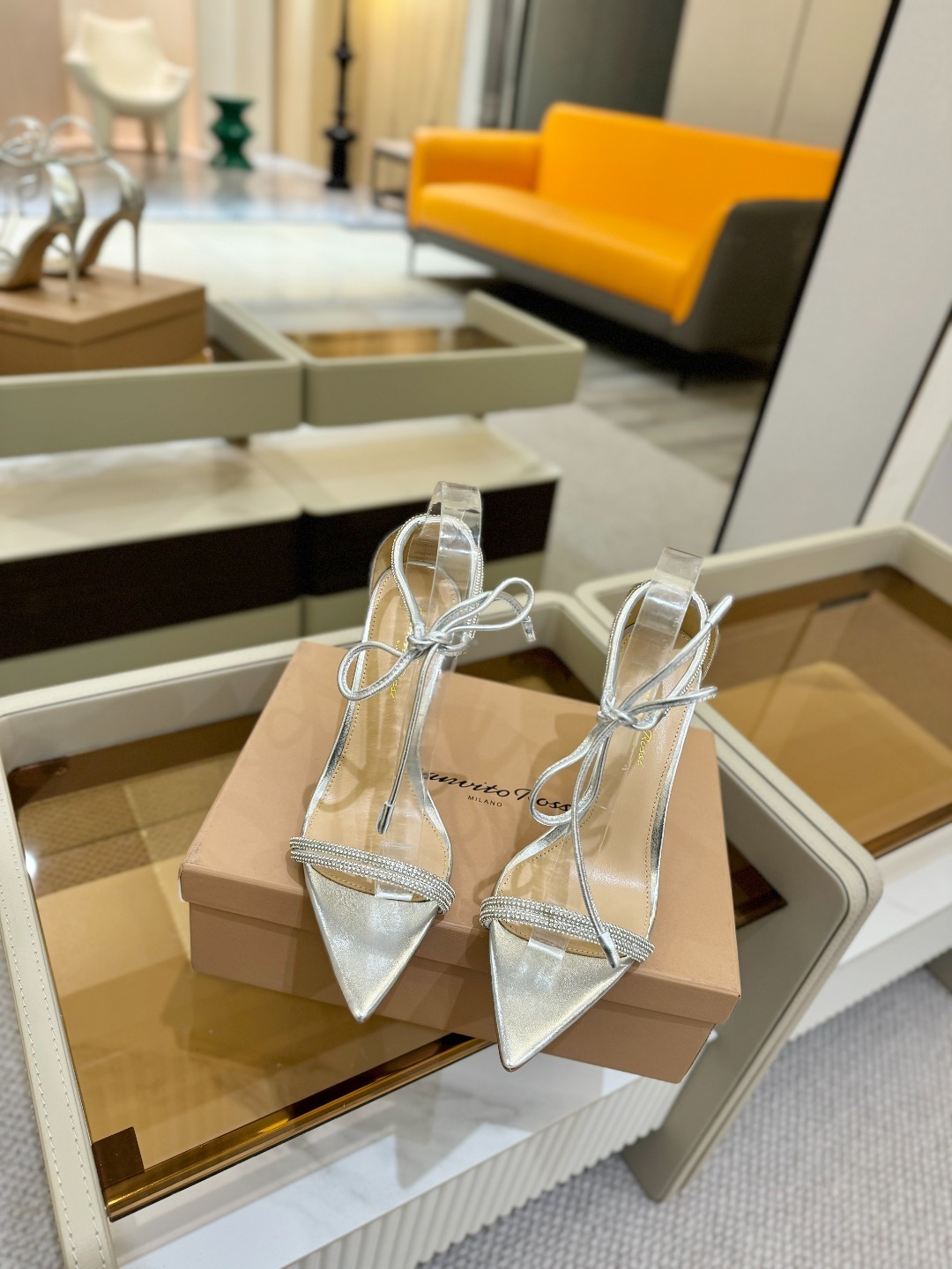 吉安维托·罗西 (Gianvito Rossi)
💕 露趾凉鞋搭配细高跟,性感而精致。💕️
💘吉安