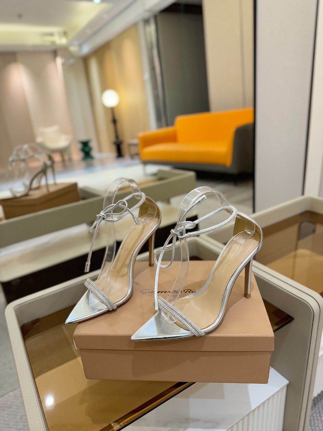 吉安维托·罗西 (Gianvito Rossi)
💕 露趾凉鞋搭配细高跟,性感而精致。💕️
💘吉安