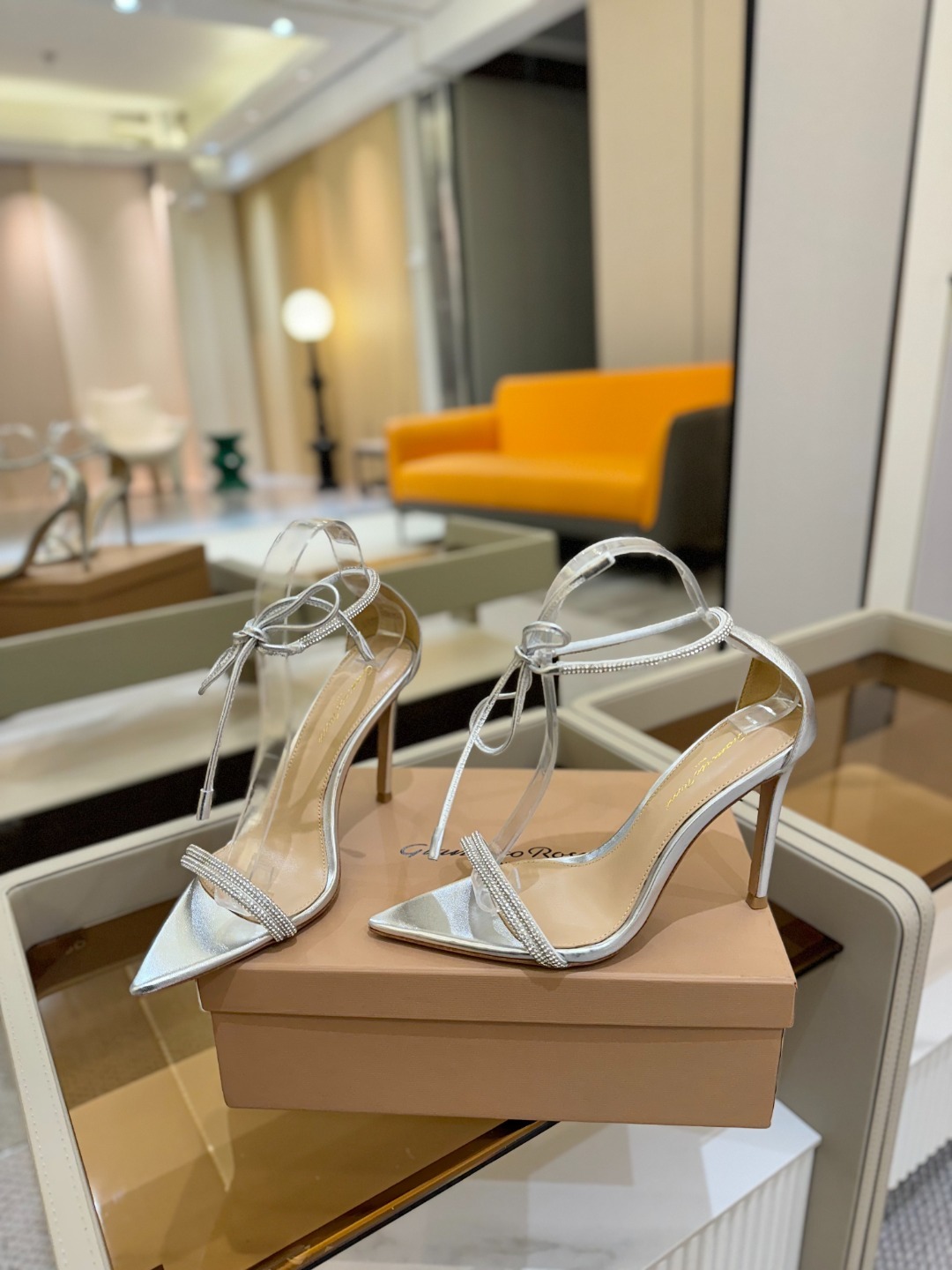 吉安维托·罗西 (Gianvito Rossi)
💕 露趾凉鞋搭配细高跟,性感而精致。💕️
💘吉安