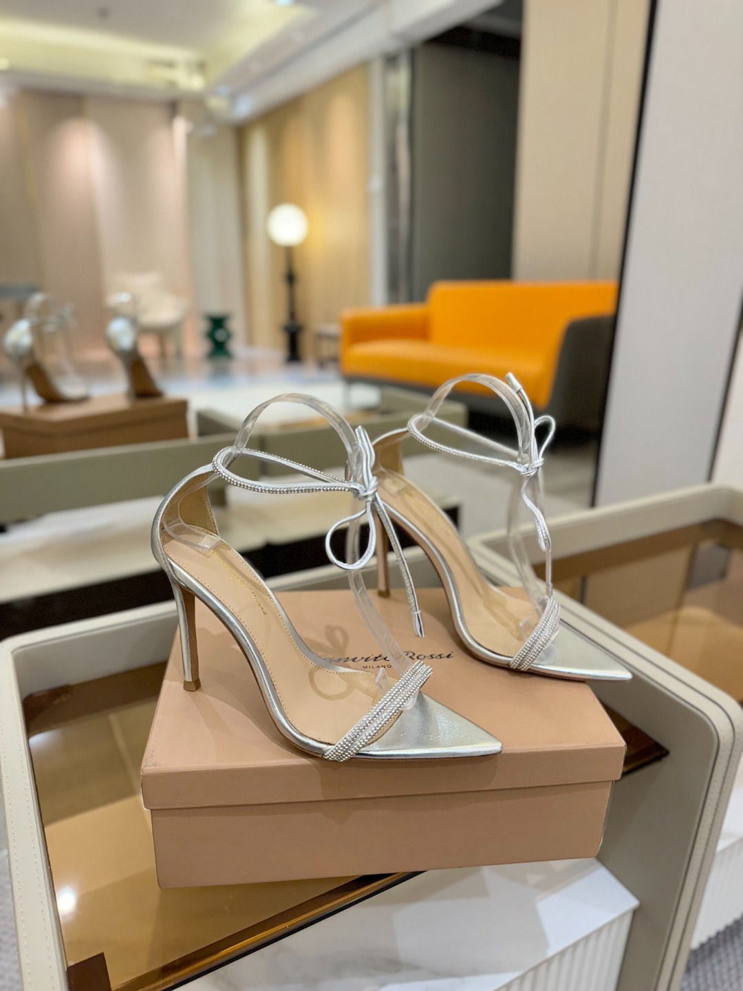 吉安维托·罗西 (Gianvito Rossi)
💕 露趾凉鞋搭配细高跟,性感而精致。💕️
💘吉安
