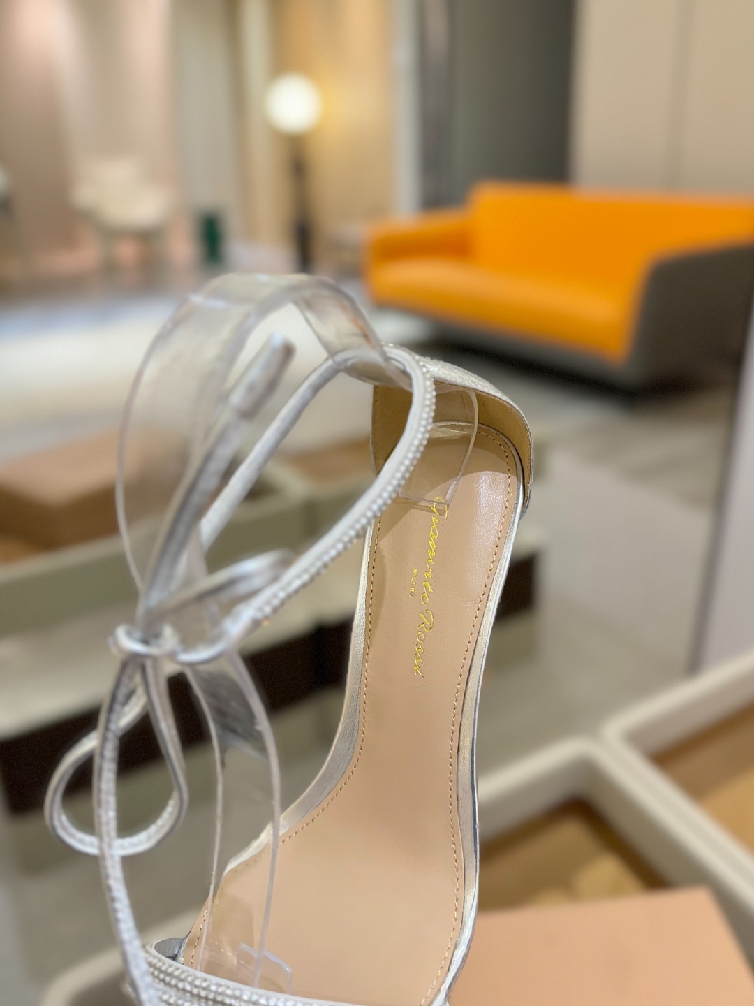 吉安维托·罗西 (Gianvito Rossi)
💕 露趾凉鞋搭配细高跟,性感而精致。💕️
💘吉安