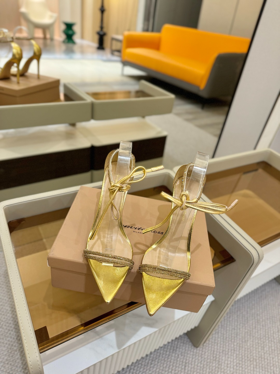 吉安维托·罗西 (Gianvito Rossi)
💕 露趾凉鞋搭配细高跟,性感而精致。💕️
💘吉安