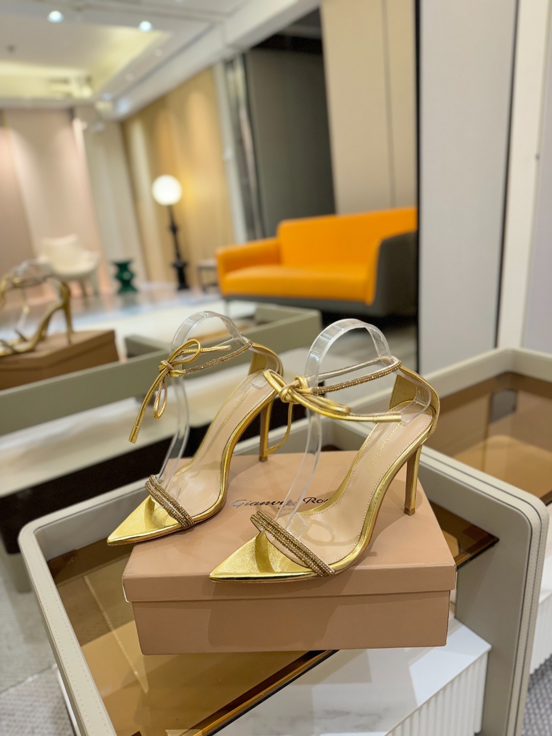 吉安维托·罗西 (Gianvito Rossi)
💕 露趾凉鞋搭配细高跟,性感而精致。💕️
💘吉安