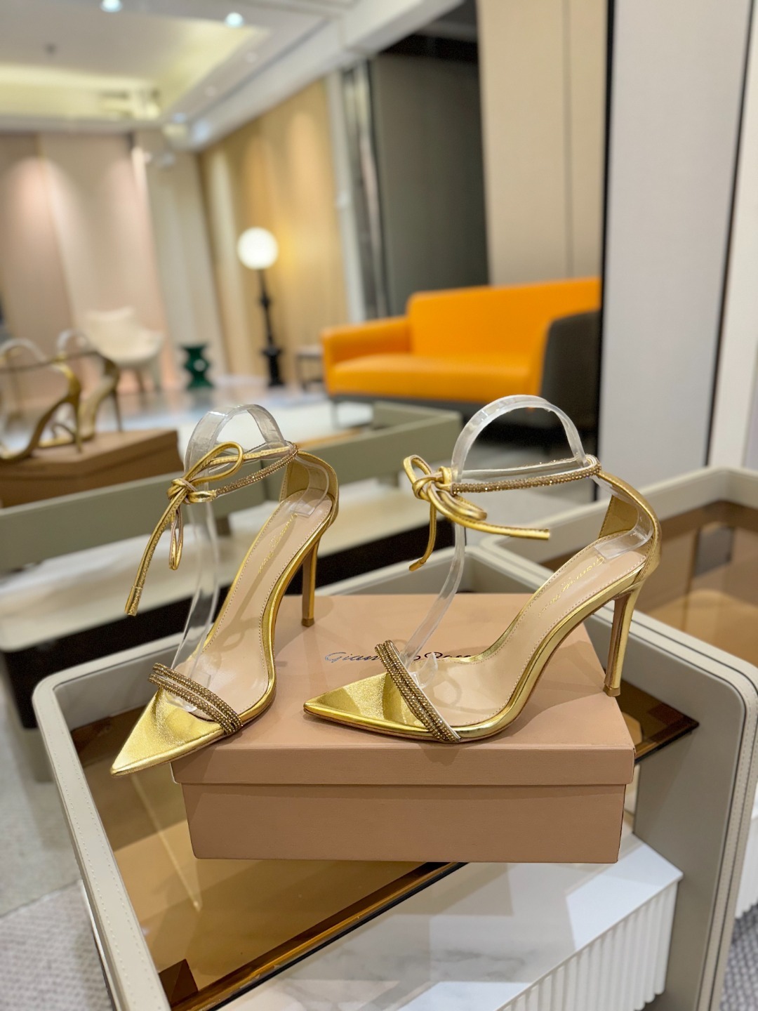 吉安维托·罗西 (Gianvito Rossi)
💕 露趾凉鞋搭配细高跟,性感而精致。💕️
💘吉安