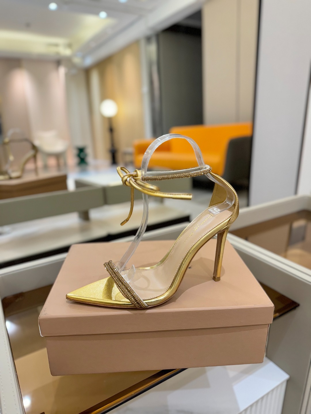 吉安维托·罗西 (Gianvito Rossi)
💕 露趾凉鞋搭配细高跟,性感而精致。💕️
💘吉安