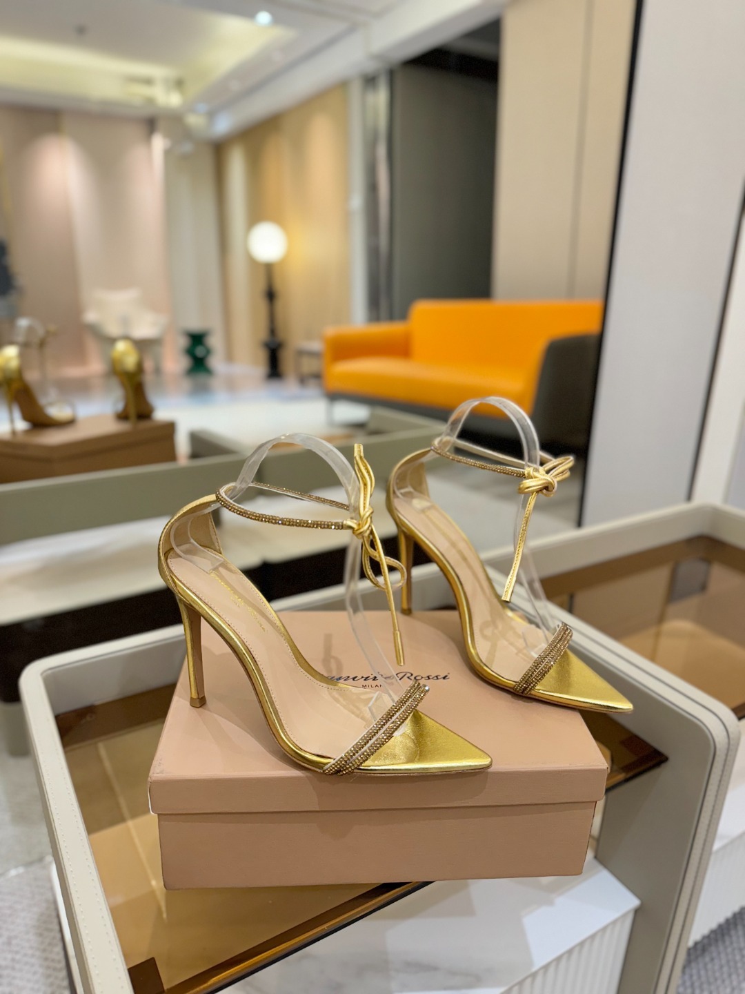 吉安维托·罗西 (Gianvito Rossi)
💕 露趾凉鞋搭配细高跟,性感而精致。💕️
💘吉安
