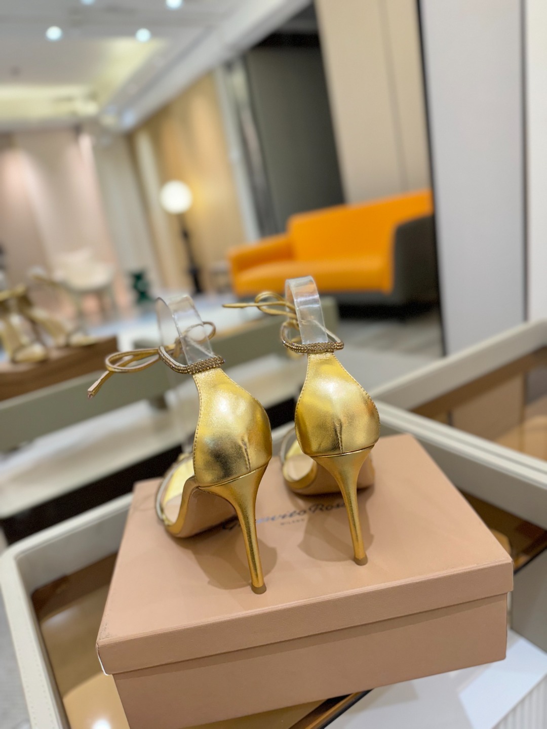 吉安维托·罗西 (Gianvito Rossi)
💕 露趾凉鞋搭配细高跟,性感而精致。💕️
💘吉安