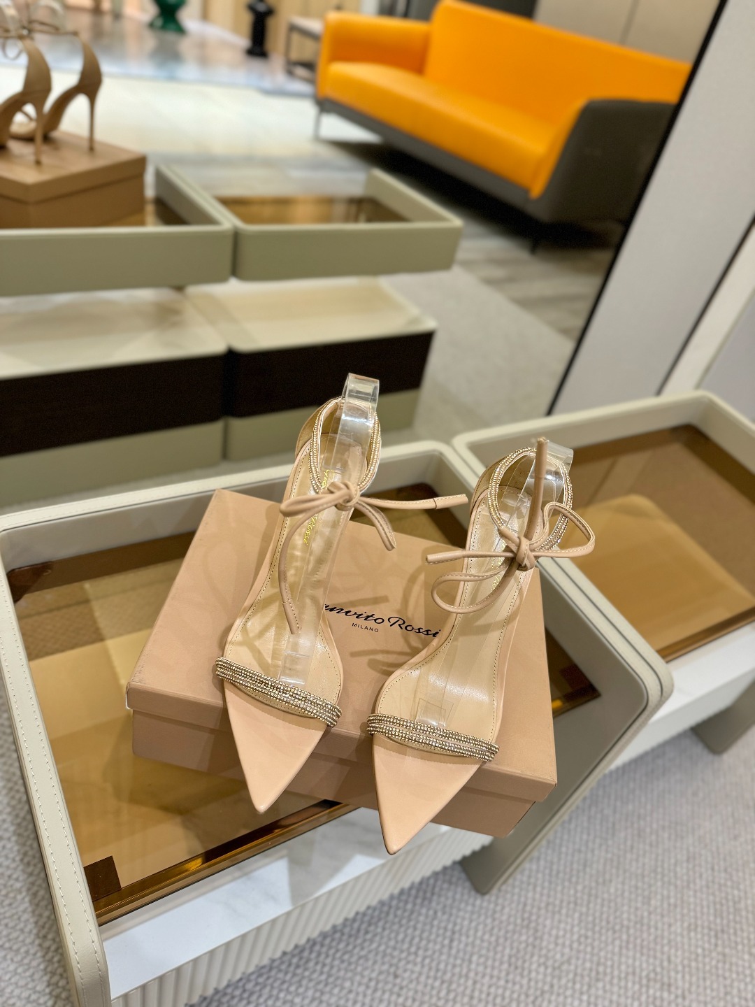 吉安维托·罗西 (Gianvito Rossi)
💕 露趾凉鞋搭配细高跟,性感而精致。💕️
💘吉安