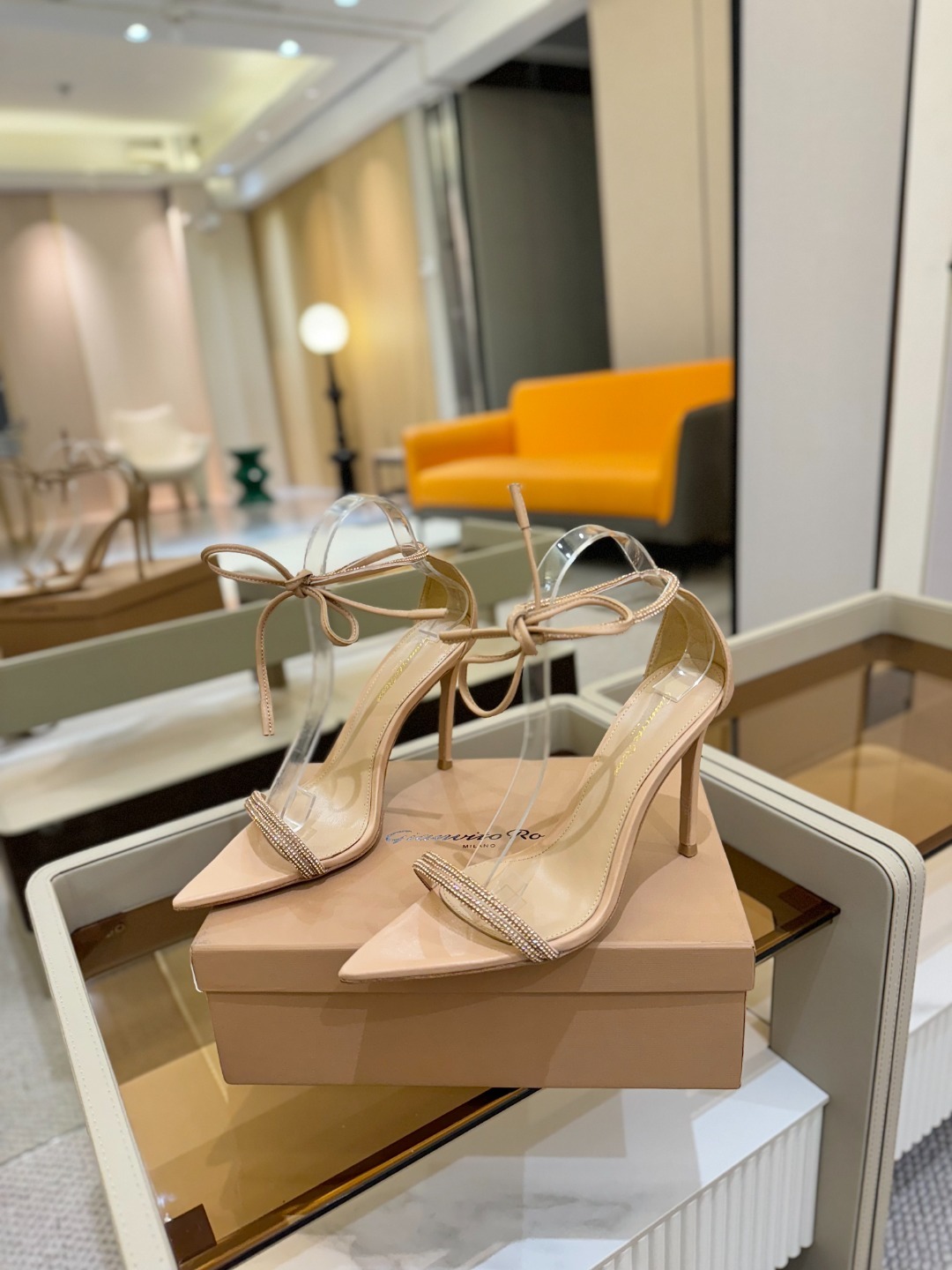 吉安维托·罗西 (Gianvito Rossi)
💕 露趾凉鞋搭配细高跟,性感而精致。💕️
💘吉安
