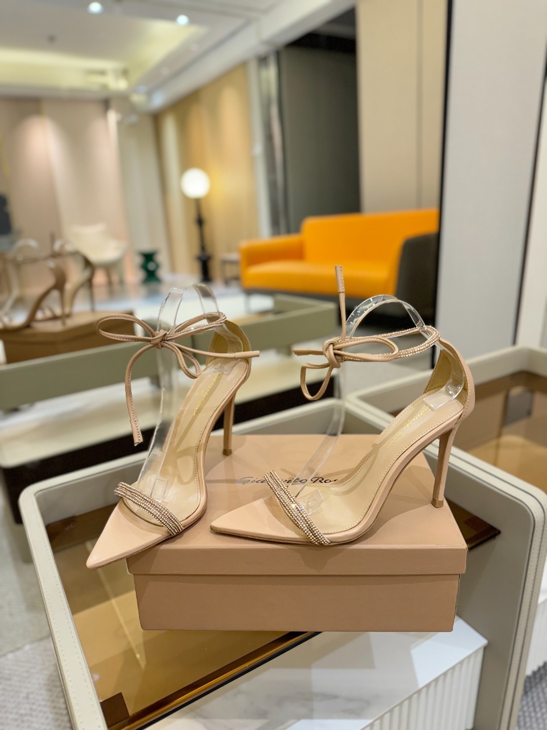 吉安维托·罗西 (Gianvito Rossi)
💕 露趾凉鞋搭配细高跟,性感而精致。💕️
💘吉安