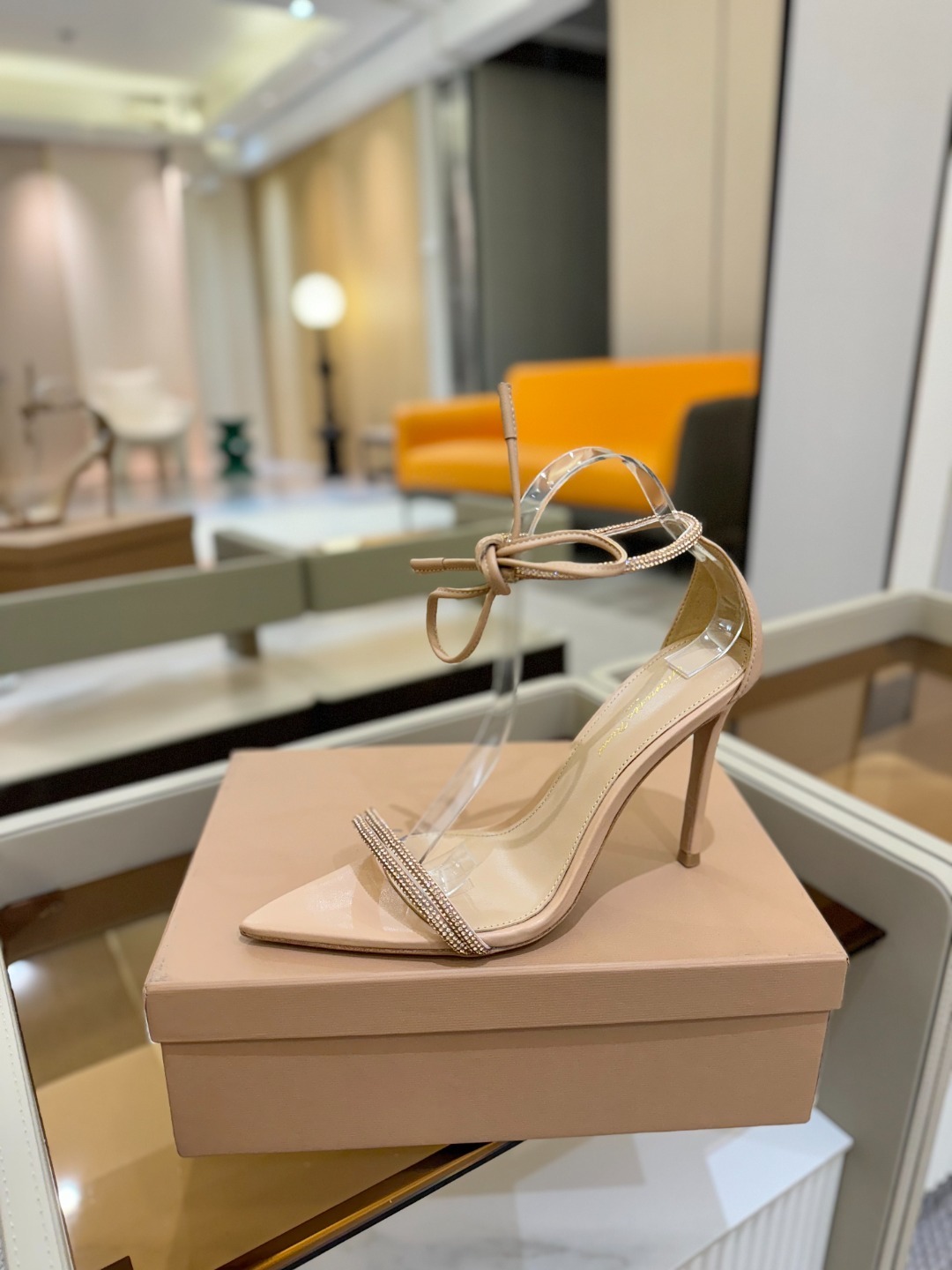 吉安维托·罗西 (Gianvito Rossi)
💕 露趾凉鞋搭配细高跟,性感而精致。💕️
💘吉安